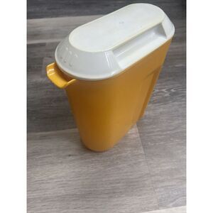 VINTAGE Rubbermaid EASY GRIP 1.5 quart Drink Pitcher W/ LID #0923 Yellow/Orange